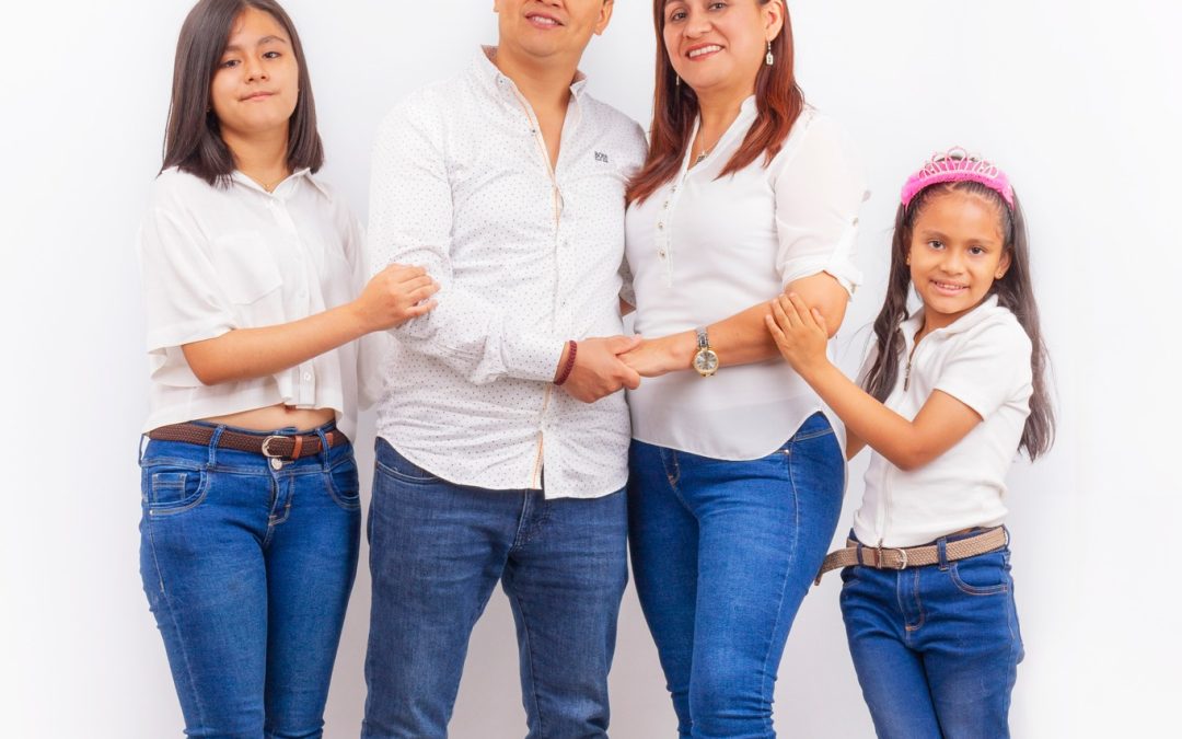 Estudio Fotográfico para Familias en Los Olivos: Retratos que Conservan la Magia de la Unión Familiar