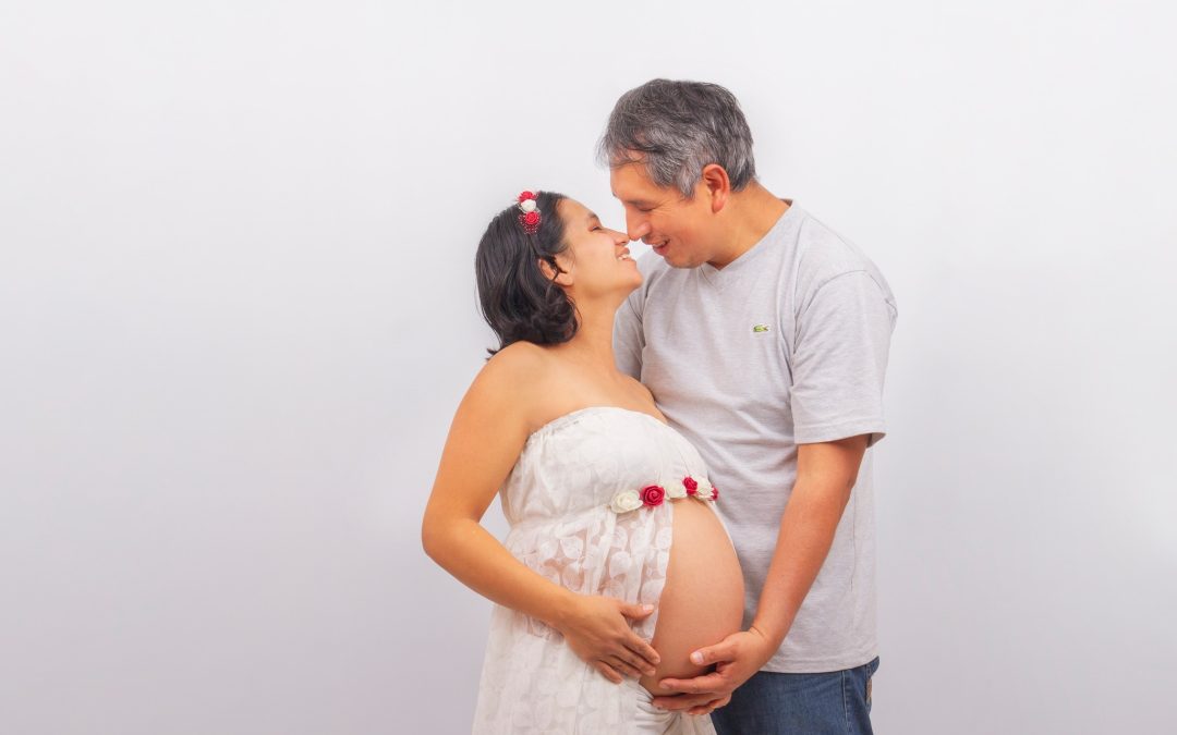 Fotos de Maternidad en Pareja en Estudio: Un Recuerdo Imborrable de su Amor y la Dulce Espera