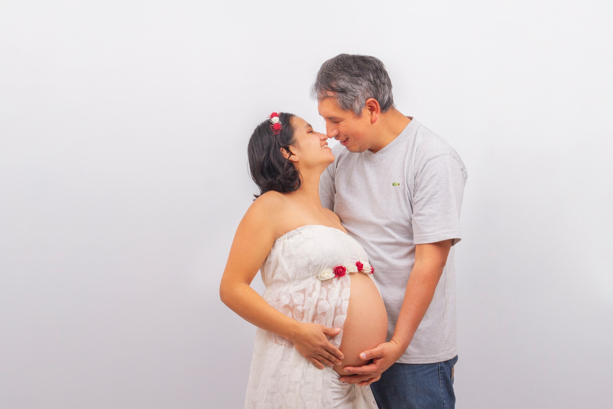 fotos de maternidad en pareja en estudio